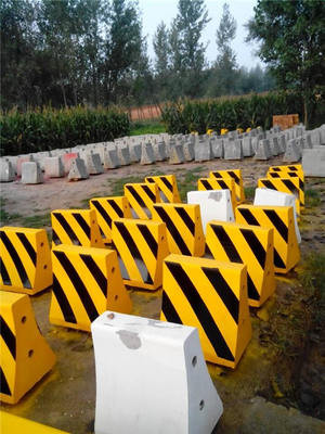 新泰交地交通設(shè)施 道路水泥隔離墩的專業(yè)供應(yīng)商